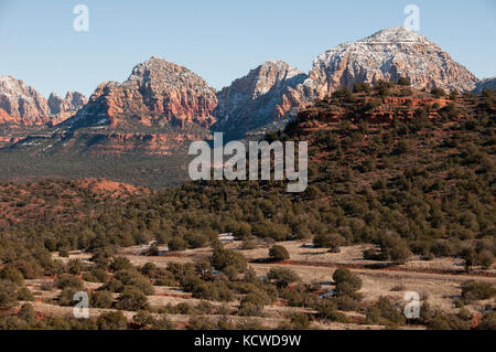 Malerische Aussicht von Bear Mtn. Trail, Coconino National Forest, Sedona, AZ. Hämatit/Eisenoxid Sedimentgestein, festgelegt im Paläozoikum Stockfoto