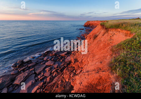 Klippen, Sandstein, Küste, Sonnenuntergang, Cavendish, Prince Edward Island National Park, Prince Edward Island, Kanada Stockfoto