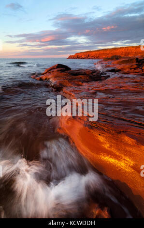 Wellen, Sandstein, Klippen, Sonnenuntergang, Cavendish, Prince Edward Island National Park, Kanada Stockfoto