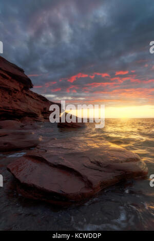 Klippen, Sandstein, Sonnenuntergang, Cavendish, Prince Edward Island National Park, Kanada Stockfoto