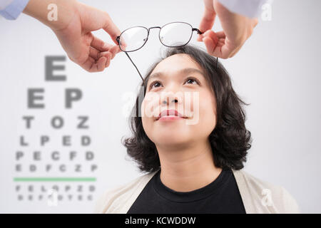 Neue Brille Optiker, asiatische Frau Brillen zu versuchen Stockfoto