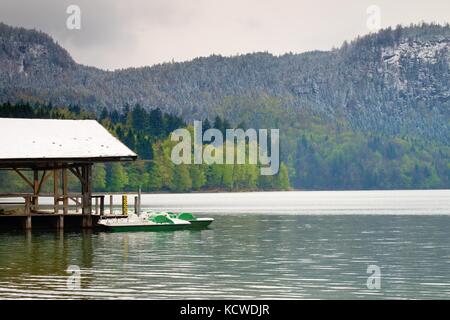 Holzdach für Reise Urlaub Paddelboote. Holiday Resort am Ufer des wunderschönen alpinen See Stockfoto