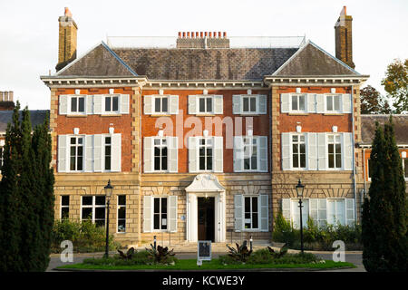 Die vordere Fassade des York House, Twickenham, London. UK. (90) Stockfoto