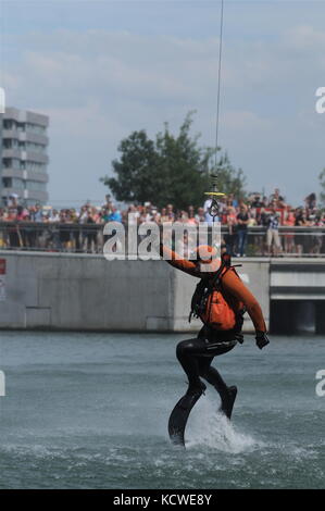 Französische Marine-Helikopterrundflug 'Dolphin' und Navy-Taucher nehmen an einer öffentlichen Show Teil, Lyon, Frankreich Stockfoto