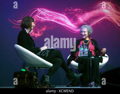 Margret Atwood, Autor der Geschichte der Magd, Gespräche Edwards über den wissenschaftlichen Hintergrund für Ihr schreiben an Caroline.at New Scientist live 2017 Stockfoto