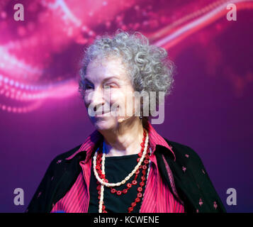 Margret Atwood, Autor von "Die Geschichte der Dienerin", berichtet Edwards über den wissenschaftlichen Hintergrund für Ihr schreiben an Caroline.at New Scientist Live 20. Stockfoto