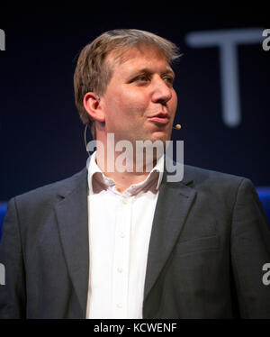 Professor Chris Lintott Einführung Michele Dougherty, Wissenschaftler auf die Mission Cassini, bei New Scientist Live 2017 Stockfoto