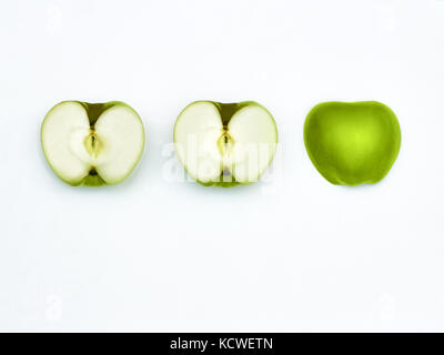 Grüne Äpfel Draufsicht Frische Granny Smith drei unterschiedliche Hälften von grünen Äpfeln horizontal liegen in einer Reihe auf einem weißen Hintergrund Stockfoto