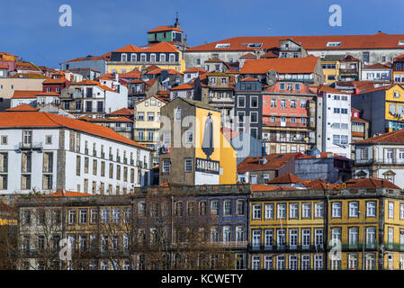 Stadtgebäude in Porto im Bezirk Ribeira mit Sandeman-Schild von Vila Nova de Gaia, Portugal Stockfoto