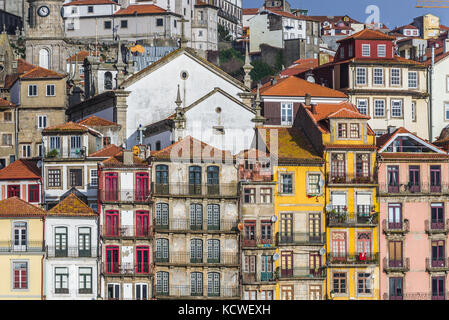 Reihe von Gebäuden am Douro-Ufer in Porto City, Portugal. Blick auf die Pfarrkirche St. Nikolaus Stockfoto