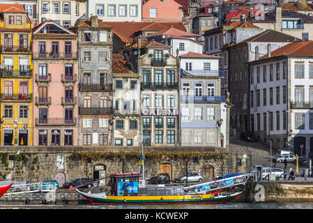 Reihe von Gebäuden am Douro-Ufer in Porto City, Portugal. Blick auf Porto Cruz Touristenkreuzfahrtschiff Stockfoto