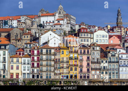 Reihe von Gebäuden am Douro-Ufer in der Stadt Porto, Portugal. Blick auf die Pfarrkirche des Heiligen Nikolaus und die Kirche des Heiligen Franziskus Stockfoto