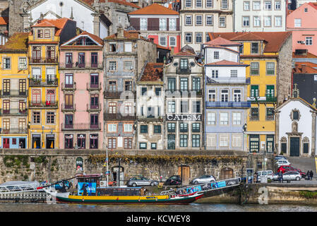 Reihe von Gebäuden am Douro-Ufer in Porto City, Portugal Stockfoto