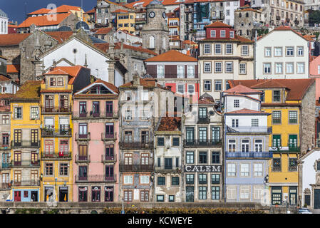 Reihe von Gebäuden am Douro-Ufer in Porto City, Portugal. Blick auf die Pfarrkirche St. Nikolaus Stockfoto