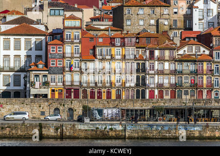 Baureihe im Ribeira-Viertel am Douro-Ufer in Porto City, Portugal Stockfoto