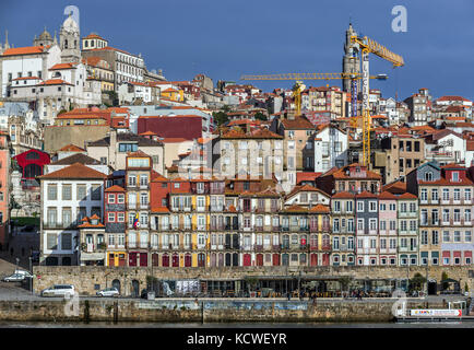 Häuserreihe in Cais da Estiva Street im Ribeira am Douro-Fluss in der Stadt Porto, Portugal Stockfoto