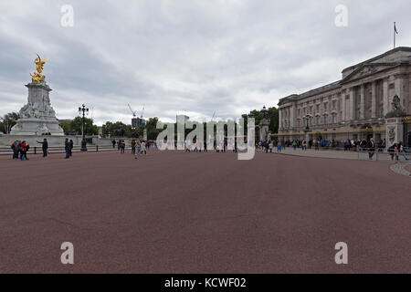 LONDON - SEPTEMBER 2017; Touristen vor dem Buckingham Palace. Stockfoto
