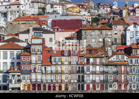 Häuserreihe in Cais da Estiva Street im Ribeira am Douro-Fluss in der Stadt Porto, Portugal Stockfoto