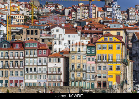 Häuserreihe in Cais da Estiva Street im Ribeira am Douro-Fluss in der Stadt Porto, Portugal Stockfoto