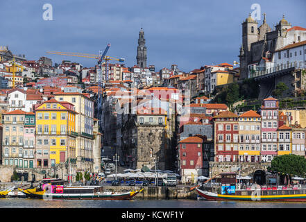 Reihe von Gebäuden am Douro-Ufer in der Stadt Porto, Portugal. Blick auf den Kirchturm der Kirche von Clerigos Stockfoto