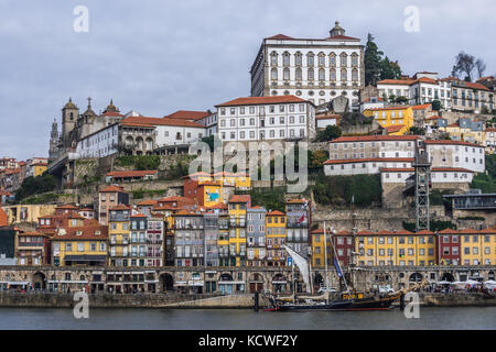 Blick von Vila Nova de Gaia auf Gebäude im Ribeira-Viertel und den Bischofspalast in Porto auf der Iberischen Halbinsel, der zweitgrößten Stadt Portugals Stockfoto