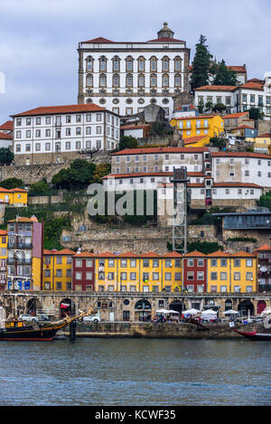 Blick von Vila Nova de Gaia auf Gebäude im Ribeira-Viertel und den Bischofspalast in Porto auf der Iberischen Halbinsel, der zweitgrößten Stadt Portugals Stockfoto