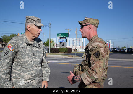 Tests für die Bundeswehr für militärische Kenntnisse Abzeichen wurde veranstaltet und von der 2-263 rd Air Defense Artillery battalion in Anderson geleitet, s.c., April 23-24, 2016. Die Prüfung unter Aufsicht wurde von der US-Armee 1. Lt. matthew Hannon und us-armee Sgt. Celeste vickery Der 2-263 rd Ada bn, South Carolina Army National Guard, und wurde von der deutschen Armee 1. lt beaufsichtigt. Thomas taupp und deutschen Armee Sgt. maj. Sven theede der Bundeswehr Befehl. Die Teilnehmer, die nach Ende der Test 14 US-Soldaten aus über die South Carolina Army National Guard und das rotc-Programm aufgenommen Stockfoto