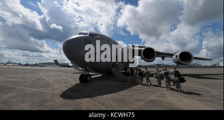 S.c. National Guard Soldaten der 2-263 rd Air Defense Artillery Battalion, 263Rd Army Air und Missile Command Verteidigung, laden Sie einen Rächer air defence system auf einem Royal Canadian Air Force Boeing cc-117/C-17 globmaster iii, Donaldson, Greenville, South Carolina, Aug. 13, 2016. Der platoon - Größe Element des 2-263 rd eingesetzt für eine einwöchige Gemeinsame - Training nach Kanada. ein kanadischer Mobile Luftbewegung Team der 2. Bewegung der Luft squadron überwacht alle Rigging und Verladung in Verbindung mit der Avenger systemâs Fahrer und Betreiber. (Us Army National Guard Foto von Personal s Stockfoto