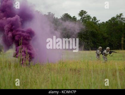 Soldaten mit der 151 expeditionary Signal battalion Verhalten Schlacht Übungen während des Trainings durch die Mobilisierung Ausbildung und Unterstützung Element an mccrady Training Center in Eastover, South Carolina sept geführt. 20, 2016 in der Vorbereitung für eine bevorstehende Bereitstellung. (U.s. Army National Guard Foto von 1 Lt. jessica Donnelly, 108 öffentliche Angelegenheiten Abteilung) Stockfoto