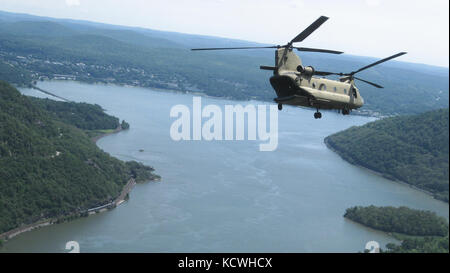 Ein Südcarolina Army National Guard (scarng) CH-47f Chinook Hubschrauber fliegt auf dem Hudson Rive, Aug. 18, 2016, Manhattan, New York, NY. der Hubschrauber begleitet sein Vorgänger, CH-47D "guard Copter 368 "während seiner letzten Mission. Um das Ablösen 1, Firma b zugewiesen, 2-238 th allgemeine Unterstützung aviation Battalion, 59th Aviation Truppe den Befehl, Call-Zeichen "guard Copter 368" ist eines der wenigen CH-47d als "echte 3D-Modelle, "am Ende des ersten Golfkriegs gebaut. "368" serviert mit det. 1 In den letzten zehn Jahren, sowohl in der Unterstützung der staatlichen Maßnahmen und während der Einheit Bereitstellungen zu afghanischen Stockfoto