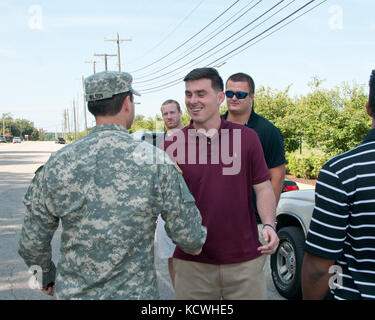 In einer freundlichen Anzeige der Wertschätzung zwischen Nachbarn, Mitglieder von der Universität von South Carolina Fußballmannschaft gestoppt durch den Bau der Adjutant Generäle in der Nähe von Williams - Brice Stadion in Columbia, South Carolina, 24, 2016 August. Die kampfhahn Fußballspieler, hayden Hurst, Brandon mcilwain, Perry Orth, Michael scarnecchia, jamari Smith und Maurer Zandi nahm sich Zeit hallo zu den Soldaten und Piloten in der South Carolina National Guard zu sagen und dankte ihnen für ihren Dienst. (U.s. army Photo vom 2nd LT. tracci dorgan) Stockfoto