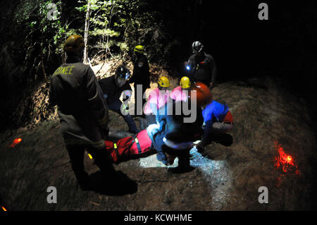 Soldaten, die in den zweiten Bataillon, 151 Sicherheit und Unterstützung aviation Battalion, South Carolina Army National Guard, zusammen mit zivilen Rettungskräfte, s.c. Hubschrauber aquatic Rescue Team vierteljährlich Schulungen sept. 7-10, 2016, um Tag und Nacht mountain Aerial rescue Kenntnisse zu erhöhen. Die Ausbildung inklusive Akademiker und praktische Themen, die für Tag und Nacht Mountain Rescue Techniken, Überlebenstechniken, Ausrüstung und Umweltbelange mit dem entsprechenden Equipment Einrichten und Testen. (U.s. Army National Guard Fotos von Staff Sgt. Roberto Di Giovine) Stockfoto