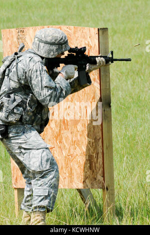 Us-Armee Pvt. Anders haimbach, bravo Company, 4.BATAILLON, 118 Infanterie Regiment Rifleman, führt reflexive Fire Training in Fort Jackson, South Carolina, Samstag, September. 10, 2016. (U.s. Army National Guard Foto: Staff Sgt. Kevin Pickering, 108 öffentliche Angelegenheiten Abteilung) Stockfoto