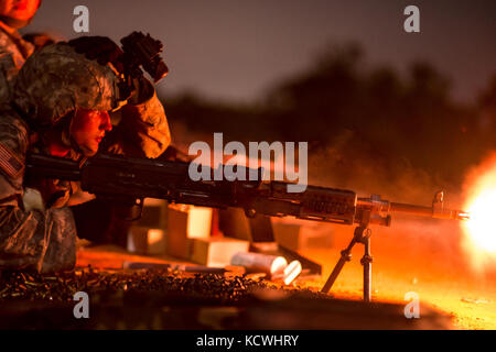 SPC der US-Armee. Edward Carr, Kampfingenieur der 218. Manöver Enhancement Brigade, S.C. Armee Nationalgarde beauftragt feuert eine M240B Maschinengewehr während der Crew-gedient Waffen Einarbeitung Nacht Training in Fort Jackson, S.C., 15. September 2016. Carr unterstützt die Ausbildung von 30 Soldaten aus mehreren Transport- und Signalfirmen auf demontierten Sicherheitsübungen und Mannschaftswaffen, um sich auf ihre Qualifikation im nächsten Sommer vorzubereiten und mit der Konvoi-Sicherheit auf dem neuesten Stand zu bleiben. (USA Air National Guard Foto von Tech. Sgt. Jorge Intriago) Stockfoto