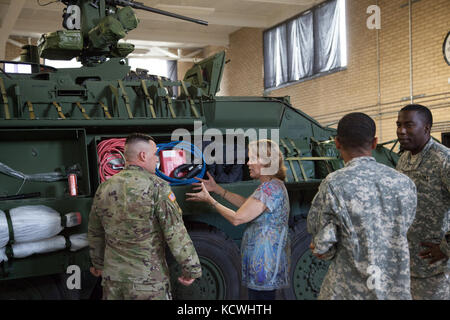 Ein Team von US-Soldaten aus der 108 Unternehmen der chemischen Industrie, South Carolina Army National Guard, die Anzeige des M1135 nuklearen, biologischen, chemischen reconnaissance Vehicle (nbcrv) stryker am Bluff Road Waffenkammer in Columbia, South Carolina, Sept. eingestellt. 23., 2016. Eine vor kurzem fing Fahrzeug in der 108 Chemical Co., die M1135 Stryker nbcrv für biologische Erkennung und Probenahme, chemischen Flüssigkeit und Dampf Erkennung, Identifikation verwendet werden können, Probenahme und Radiologische Erfassung, unter anderen Fähigkeiten. (U.s. Army National Guard Foto von Capt. Brian Hare) Stockfoto