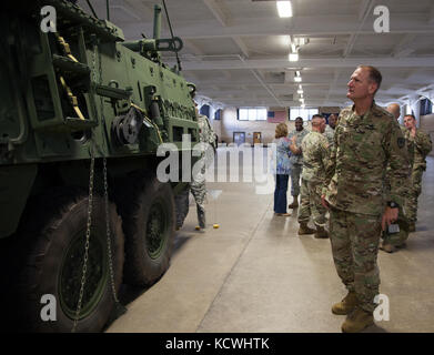 U.s. Army Chief Warrant Officer 5 Kent b. puffenbarger, Carolina South Army National Guard Befehl Chief Warrant Officer, Anschläge durch eine Anzeige des M1135 nuklearen, biologischen, chemischen reconnaissance Vehicle (nbcrv) stryker am Bluff Road Waffenkammer in Columbia, South Carolina, sept. 23., 2016. Ein Team von US-Soldaten aus der 108 Unternehmen der chemischen Industrie, South Carolina Army National Guard, richten Sie das Display und die Fähigkeiten des stryker zu zeigen als Ihre vor kurzem Stück Ausrüstung aufgefangen. Die M1135 Stryker nbcrv kann für biologische Erkennung und Probenahme, chemische Flüssigkeiten und v verwendet werden. Stockfoto