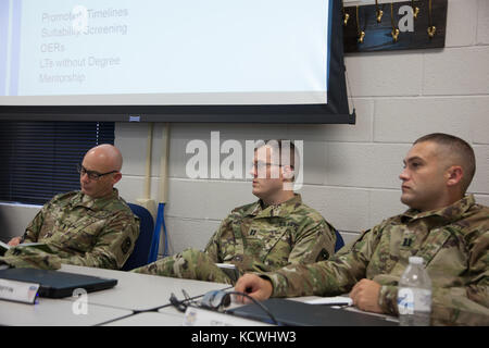 Teilnehmer Teilnahme an Teamsitzungen und Arbeitsgruppen beim Aufruf der Variable leader 16 nach dem Soldaten Institut zur Unterstützung von Fort Jackson in Columbia, South Carolina, sept. 24-25, 2016. Der Anruf des jährlichen Führer ist ein Forum für South Carolina National Guard Führer Erfolge und Herausforderungen zu teilen, Anliegen und Probleme kommunizieren und klares Feedback zu Senior Leadership. (U.s. Army National Guard Foto von Capt. Brian Hare) Stockfoto