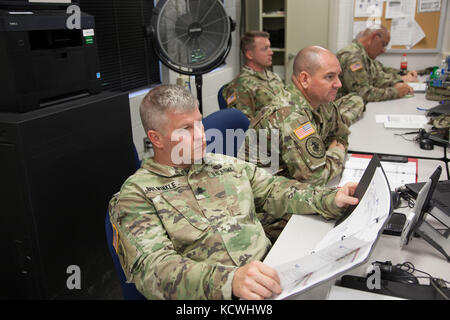 Teilnehmer Teilnahme an Teamsitzungen und Arbeitsgruppen beim Aufruf der Variable leader 16 nach dem Soldaten Institut zur Unterstützung von Fort Jackson in Columbia, South Carolina, sept. 24-25, 2016. Der Anruf des jährlichen Führer ist ein Forum für South Carolina National Guard Führer Erfolge und Herausforderungen zu teilen, Anliegen und Probleme kommunizieren und klares Feedback zu Senior Leadership. (U.s. Army National Guard Foto von Capt. Brian Hare) Stockfoto