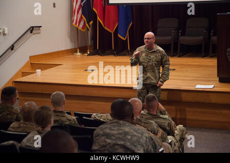 Us-Armee Lt.Col. christopher Hyman, 122 Techniker Bataillonskommandeur, South Carolina Army National Guard, Slips Teilnehmer bei Aufruf der Variable leader 16 nach dem Soldaten Institut zur Unterstützung von Fort Jackson in Columbia, South Carolina, sept. 24-25, 2016. Der Anruf des jährlichen Führer ist ein Forum für South Carolina National Guard Führer Erfolge und Herausforderungen zu teilen, Anliegen und Probleme kommunizieren und klares Feedback zu Senior Leadership. (U.s. Army National Guard Foto von Capt. Brian Hare) Stockfoto