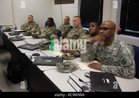 Teilnehmer Teilnahme an Teamsitzungen und Arbeitsgruppen beim Aufruf der Variable leader 16 nach dem Soldaten Institut zur Unterstützung von Fort Jackson in Columbia, South Carolina, sept. 24-25, 2016. Der Anruf des jährlichen Führer ist ein Forum für South Carolina National Guard Führer Erfolge und Herausforderungen zu teilen, Anliegen und Probleme kommunizieren und klares Feedback zu Senior Leadership. (U.s. Army National Guard Foto von Capt. Brian Hare) Stockfoto