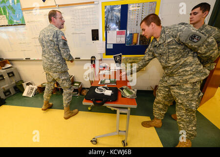 Us Army 1st Sgt. Richard Baldwin mit einer Batterie, 2-263 Air Defense Artillery Battalion, South Carolina Army National Guard verwaltet den Betrieb von militärischen Fahrzeugen von Conway High School während des Hurrikans Matthew Antwort in Conway, S.C., Oktober 9, 2016 Versand. Südcarolina nationale Schutz Soldaten und Piloten waren der 4. Oktober 2016 zur Unterstützung des Staates und der County Emergency Management Agenturen und lokalen Ersthelfer mit Küsten Evakuierungen und alle Dienste oder Ressourcen, die sie für den Bürger von South Carolina zu unterstützen, nachdem Gouverneur Nikki Haley einen Ausnahmezustand erklärt aktiviert. (U.s. Stockfoto