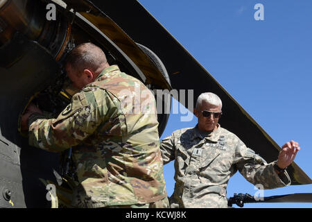 Us-Armee Sgt. Staff Sgt. j.p. Zwart, Links, eine Rüstung Specialist1-151 st Angriff Aufklärung des Südcarolina nationale Wachbataillon zugeordnet, und Chief Warrant Officer 4 tommy Perry, Pilot Befehl aus Distanz 1, Firma B, 2-238 th allgemeine Unterstützung aviation Battalion, 59th Aviation Truppe den Befehl, beheben Sie ein Öl Druckaufnehmer auf einem scng CH-47f Chinook, ein Heavy-lift Hubschrauber, konfiguriert mit einem erweiterten Spektrum Kraftstoffsystems (erfs), die auch als "fette Kuh", Oct. 10, 2016. Die CH-47f und der Besatzung von greenville s.c. inszenieren ihre Basis der Operatio Stockfoto