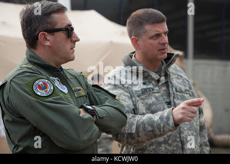 Die kolumbianische Luftwaffe col. Juan C. Rocha, 12 Air Force, luftwaffen Süden Liaison Officer, und us-armee Col. Andrew batten, South Carolina Army National Guard Deputy state Aviation Officer, mit dem Incident der South Carolina Forstverwaltung Management Team während einer Partnerschaft Programm Engagement für den Incident Command Center treffen als South Carolina Army National Guard CH-47 Chinook und UH-60 Black Hawk Besatzungen arbeiten die South Carolina Forstverwaltung ein Brand in der Nähe der Oberseite von Pinnacle Berg in Pickens County, South Carolina, Nov bis enthalten zu unterstützen. 15., 2016. Die Flugzeuge sind equ Stockfoto