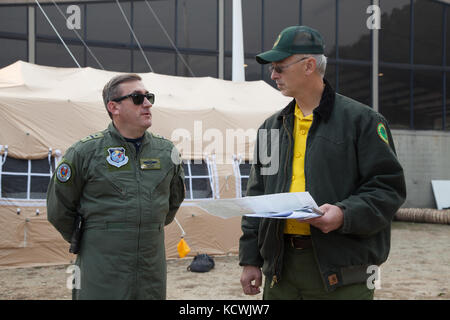 Die kolumbianische Luftwaffe col. Juan C. Rocha, 12 Air Force, luftwaffen Süden Liaison Officer, Gespräche mit Michael bozzo der Vorfall des South Carolina Forstverwaltung Management Team während einer Partnerschaft Programm Engagement für den Incident Command Center als South Carolina Army National Guard CH-47 Chinook und UH-60 Black Hawk Besatzungen arbeiten die South Carolina Forstverwaltung ein Brand in der Nähe der Oberseite von Pinnacle Berg in Pickens County, South Carolina, Nov bis enthalten zu unterstützen. 15., 2016. Die Flugzeuge sind mit einem Bambi Eimer, die mit Wasser gefüllt werden kann zu tra ausgestattet werden Stockfoto