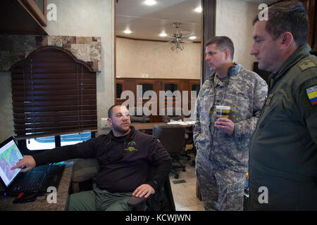 Die kolumbianische Luftwaffe col. Juan C. Rocha, 12 Air Force, luftwaffen Süden Liaison Officer, U.S. Army col. Andrew batten, Carolina South Army National Guard Deputy state Aviation Officer, und US Air Force maj. Arthur "Chip" Barton, 12 Air Force, mit Mitgliedern der Vorfall des South Carolina Forstverwaltung Management Team während einer Partnerschaft Programm Engagement für den Incident Command Center treffen als South Carolina Army National Guard CH-47 Chinook und UH-60 Black Hawk Besatzungen arbeiten die South Carolina Forstverwaltung ein Brand in der Nähe der Oberseite von Pinnacle Berg zu unterstützen Stockfoto