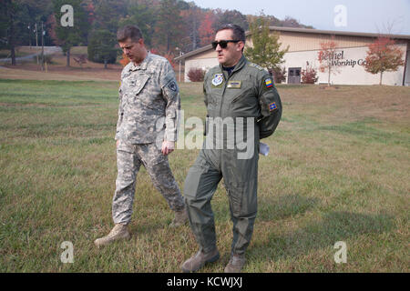 Die kolumbianische Luftwaffe col. Juan C. Rocha, 12 Air Force, luftwaffen Süden Liaison Officer, und us-armee Col. Andrew batten, South Carolina Army National Guard Deputy state Aviation Officer, mit dem Incident der South Carolina Forstverwaltung Management Team während einer Partnerschaft Programm Engagement für den Incident Command Center treffen als South Carolina Army National Guard CH-47 Chinook und UH-60 Black Hawk Besatzungen arbeiten die South Carolina Forstverwaltung ein Brand in der Nähe der Oberseite von Pinnacle Berg in Pickens County, South Carolina, Nov bis enthalten zu unterstützen. 15., 2016. Die Flugzeuge sind equ Stockfoto