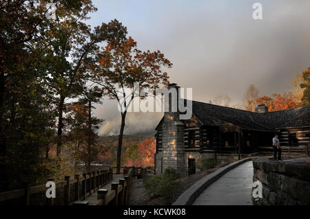 Ein Südcarolina Forstwirtschaft Beamter der Kommission prüft eine Lodge in der Nähe von Pinnacle Berg, in der Luft und Boden Brände containment Operationen, Pickens County, South Carolina, sep. 17, 2016. Der 59 Luftfahrt Truppe den Befehl, South Carolina National Guard, der s zur Verfügung gestellt. c. Forstverwaltung eine CH-47 Chinook schwergutladung Hubschrauber und ein UH-60L Black Hawk utility medium-lift Hubschrauber mit Bambi Eimer ausgestattet. (U.s. Army National Guard Foto: Staff Sgt. Roberto Di Giovine) Stockfoto