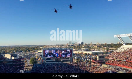 Carolina South Army National Guard AH-64 Apache Hubschrauber mit dem1-151 st Angriff reconnaissance Bataillon an mcentire joint National Guard Base, führen Sie eine Fly-over bei Williams - Brice Stadion in Columbia, South Carolina, sep. 19., 2016. die South Carolina Army National Guard Fly-in Unterstützung von Fort Jackson 100 Jahr Jubiläum und die Teilnahme an der Universität von militärischen Anerkennung's South Carolina Spiel. (U.s. Army National Guard Foto von Lt.Col.cindi König) Stockfoto