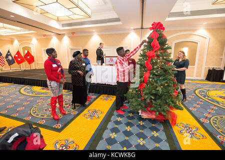 Survivor Outreach Services erinnern an das gefallene Weihnachtsereignis in Columbia, S.C., 10. Dezember 2016. Familienmitglieder verstorbener Soldaten vereinten sich, um an das Leben ihres Familienmitglieds zu erinnern. (USA Air National Guard Foto von Tech. Sgt. Jorge Intriago) Stockfoto