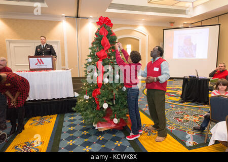 Survivor Outreach Services erinnern an das gefallene Weihnachtsereignis in Columbia, S.C., 10. Dezember 2016. Familienmitglieder verstorbener Soldaten vereinten sich, um an das Leben ihres Familienmitglieds zu erinnern. (USA Air National Guard Foto von Tech. Sgt. Jorge Intriago) Stockfoto